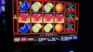 AS66 Live Roulette Wheel နှင့် ကစားသမားများ တိုက်ရိုက် လောင်းကြေးထိုးနေသည့် မြင်ကွင်း